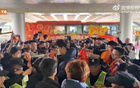 泰山B队中乙征战，赛后通道拥挤不堪。